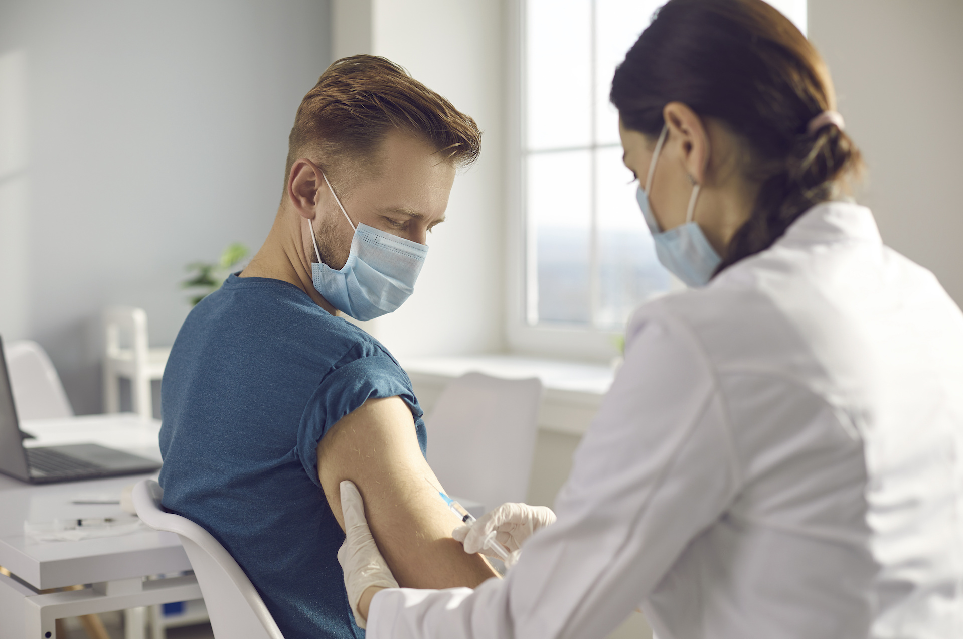 Zdjęcie przedstawiające osobę szczepioną przeciwko koronawirusowi